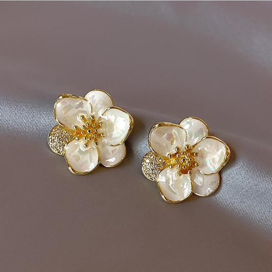 Aretes colgantes en pétalo de oro