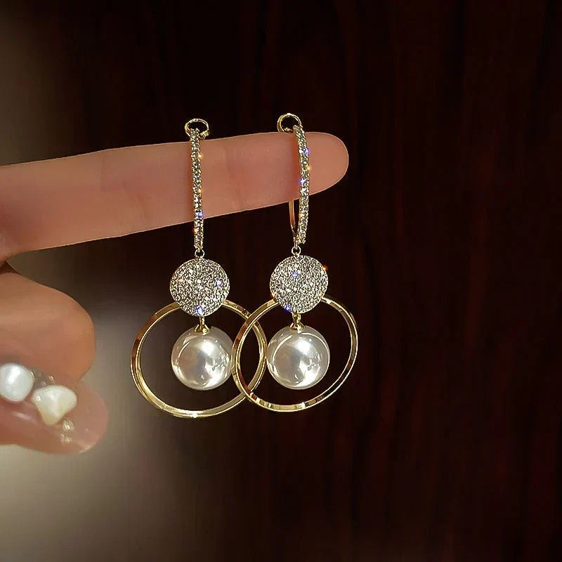 Aretes colgantes lujosos con perlas de cultivo y zirconia