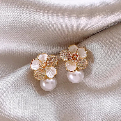 Aretes con camelia blanca suspendida y margarita