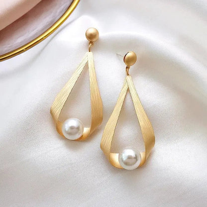 Aretes con cristales y perlas redondas