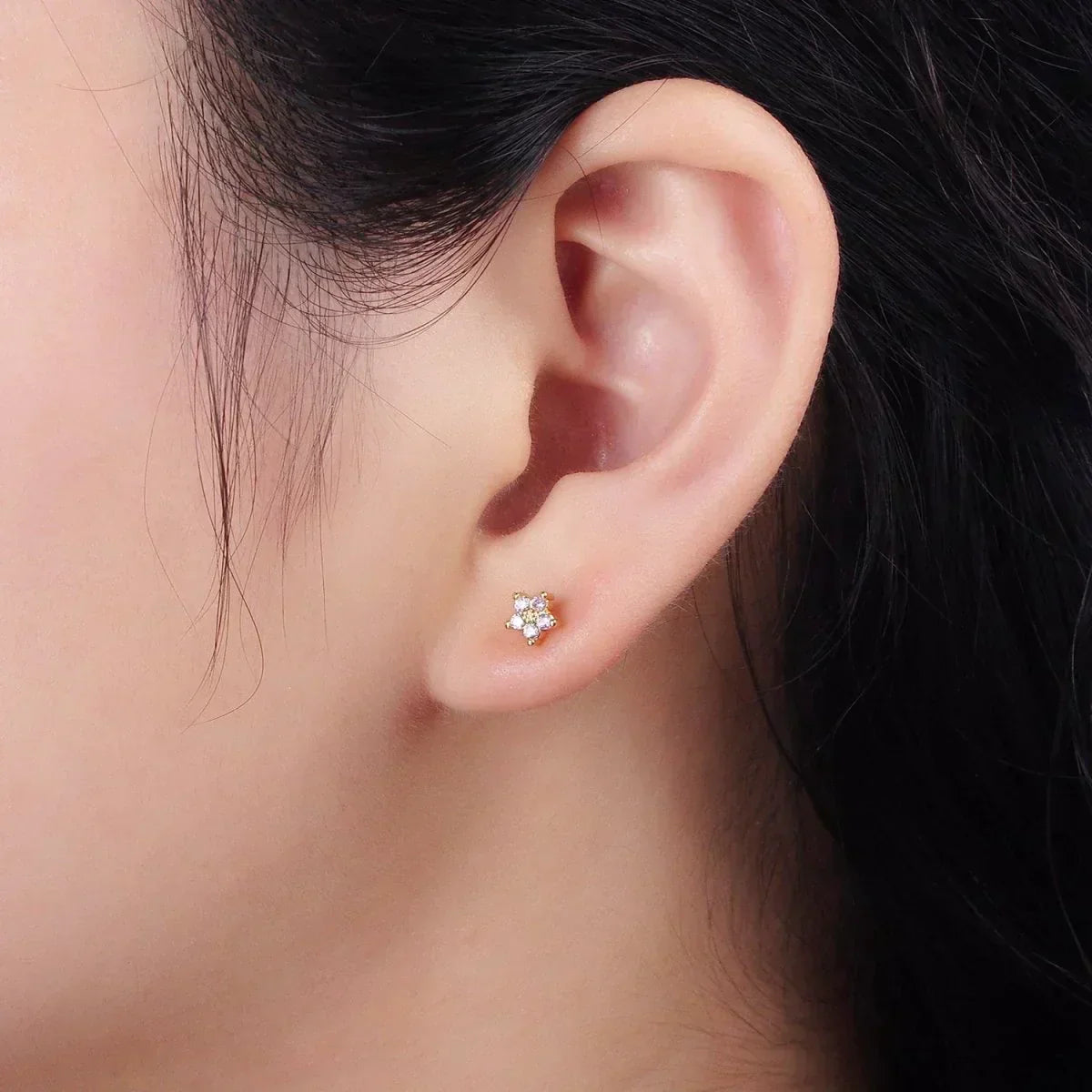 Aretes con diseño floral delicado