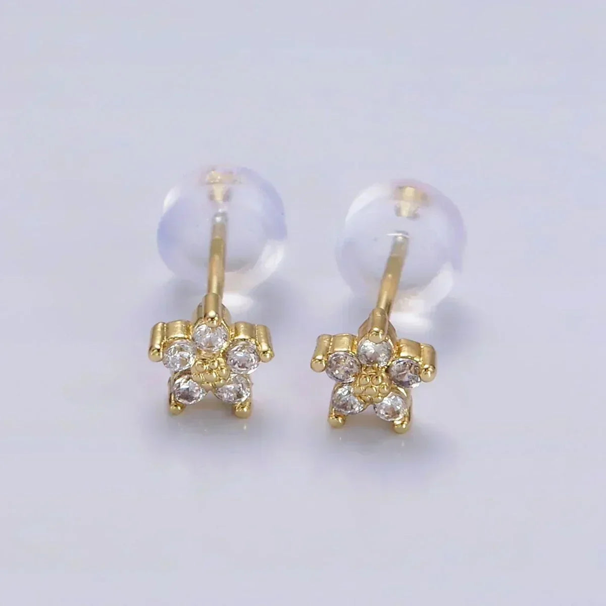 Aretes con diseño floral delicado