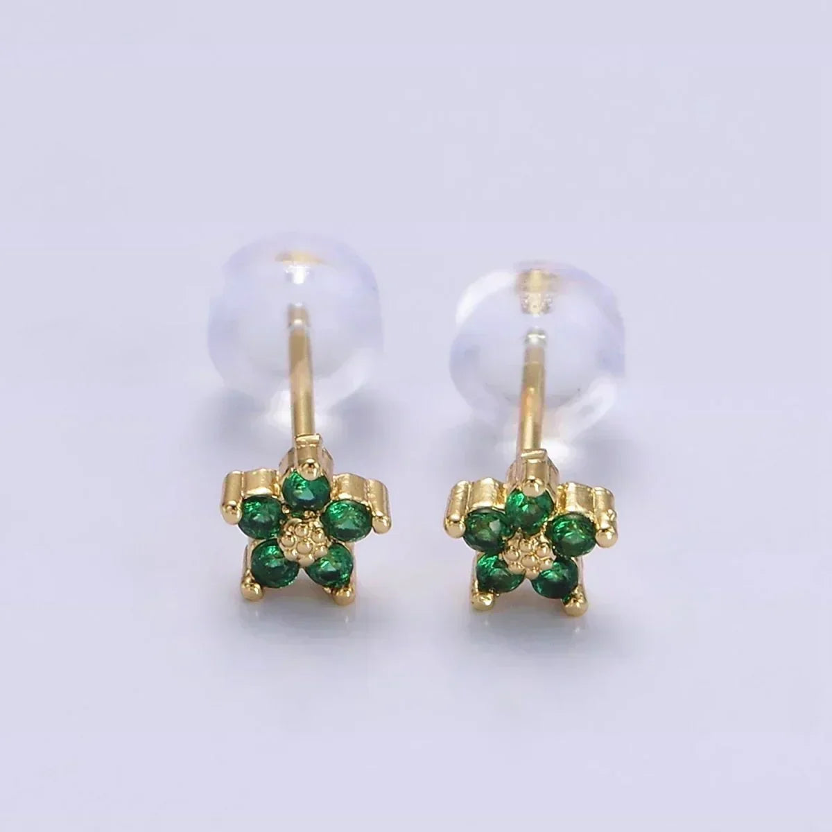 Aretes con diseño floral delicado