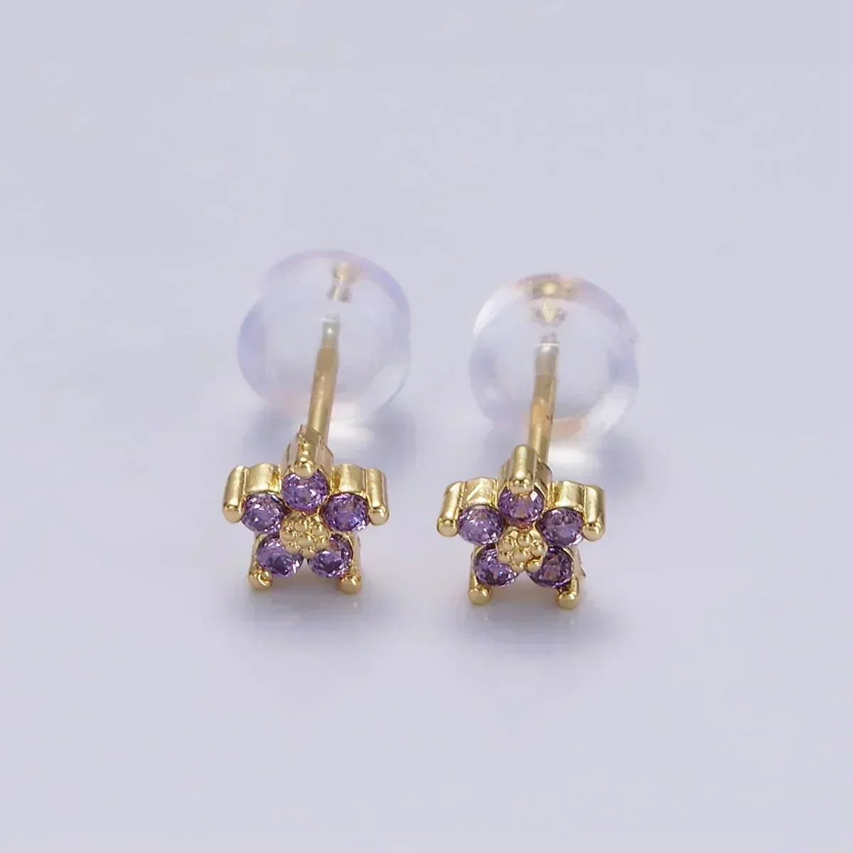 Aretes con diseño floral delicado