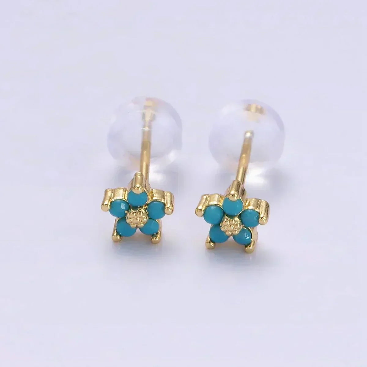 Aretes con diseño floral delicado