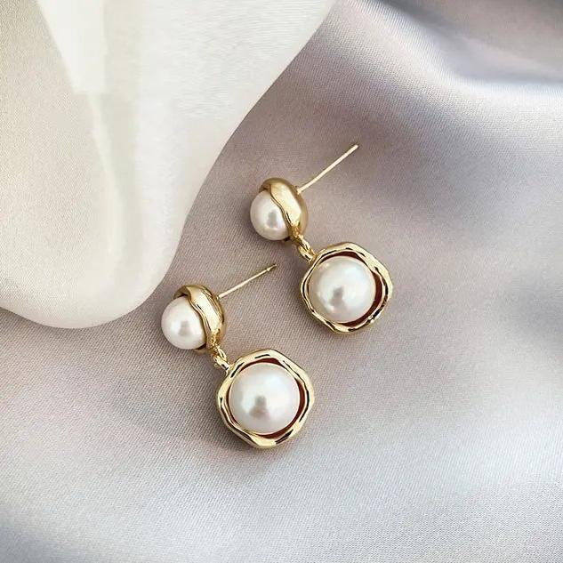 Aretes con margaritas doradas