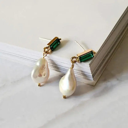 Aretes con perlas y esmeraldas en oro