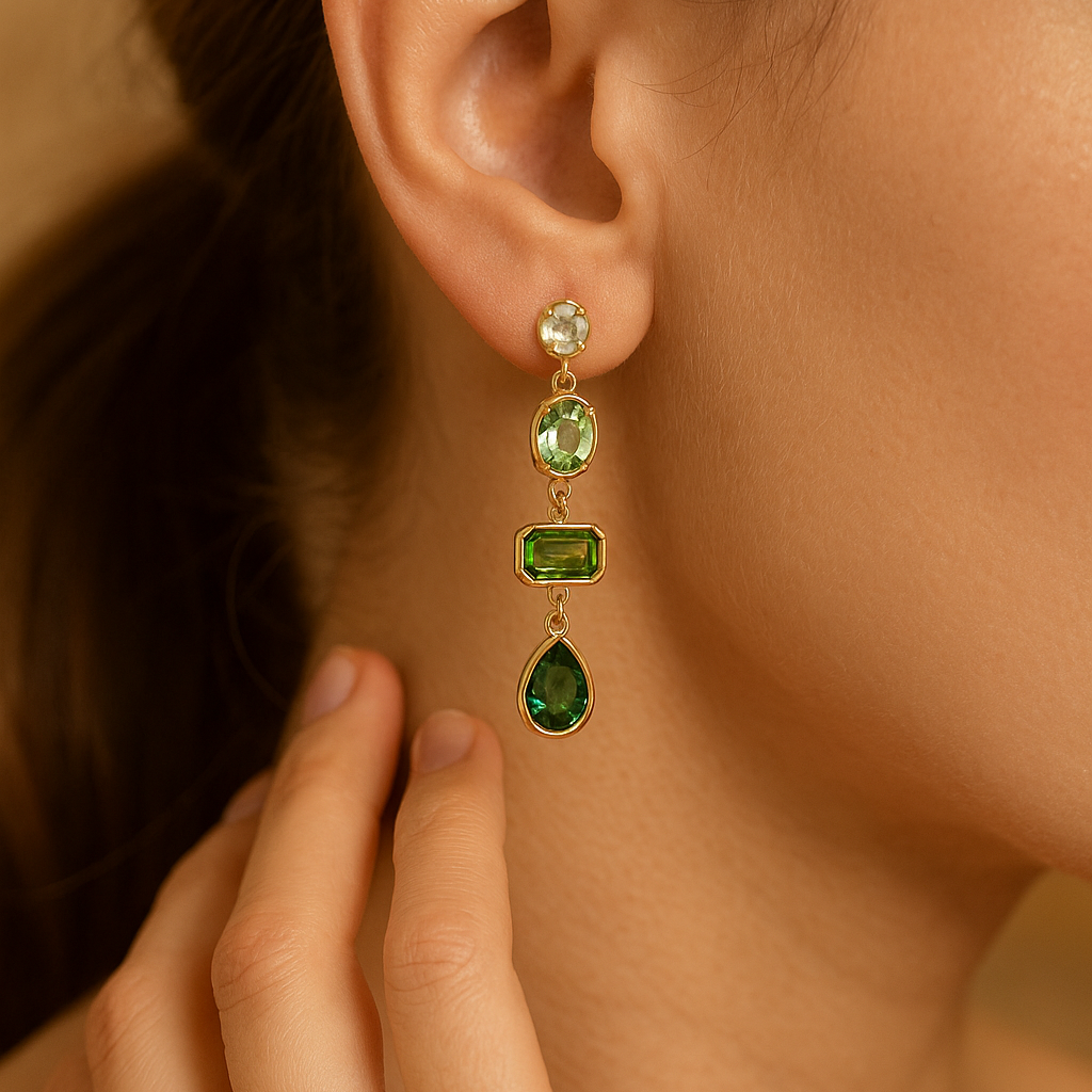 Aretes con piedras colgantes de color verde