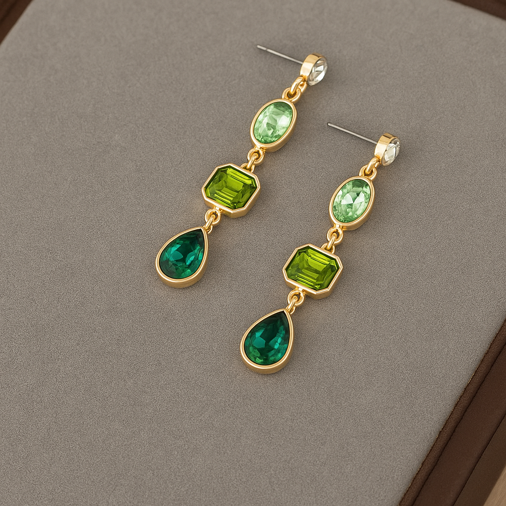 Aretes con piedras colgantes de color verde