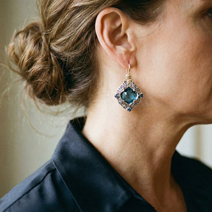 Aretes de cristales azules en oro y plata