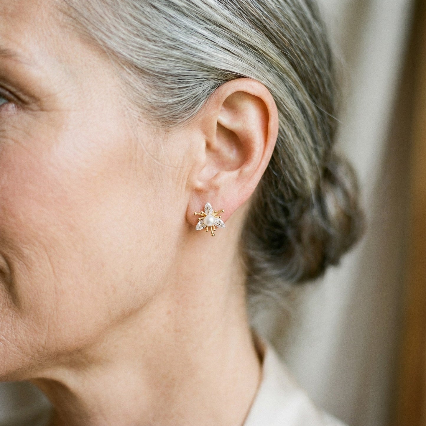 Aretes de flores con cristales y perlas