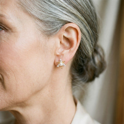 Aretes de flores con cristales y perlas