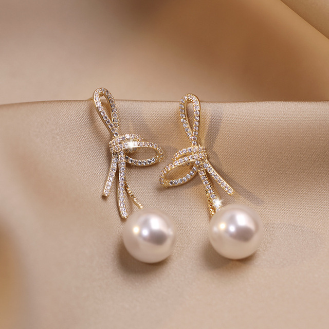 Aretes de perlas con banda brillante en oro
