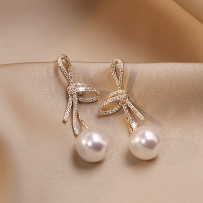 Aretes de perlas con banda brillante en oro