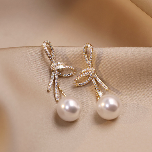 Aretes de perlas con banda brillante en oro