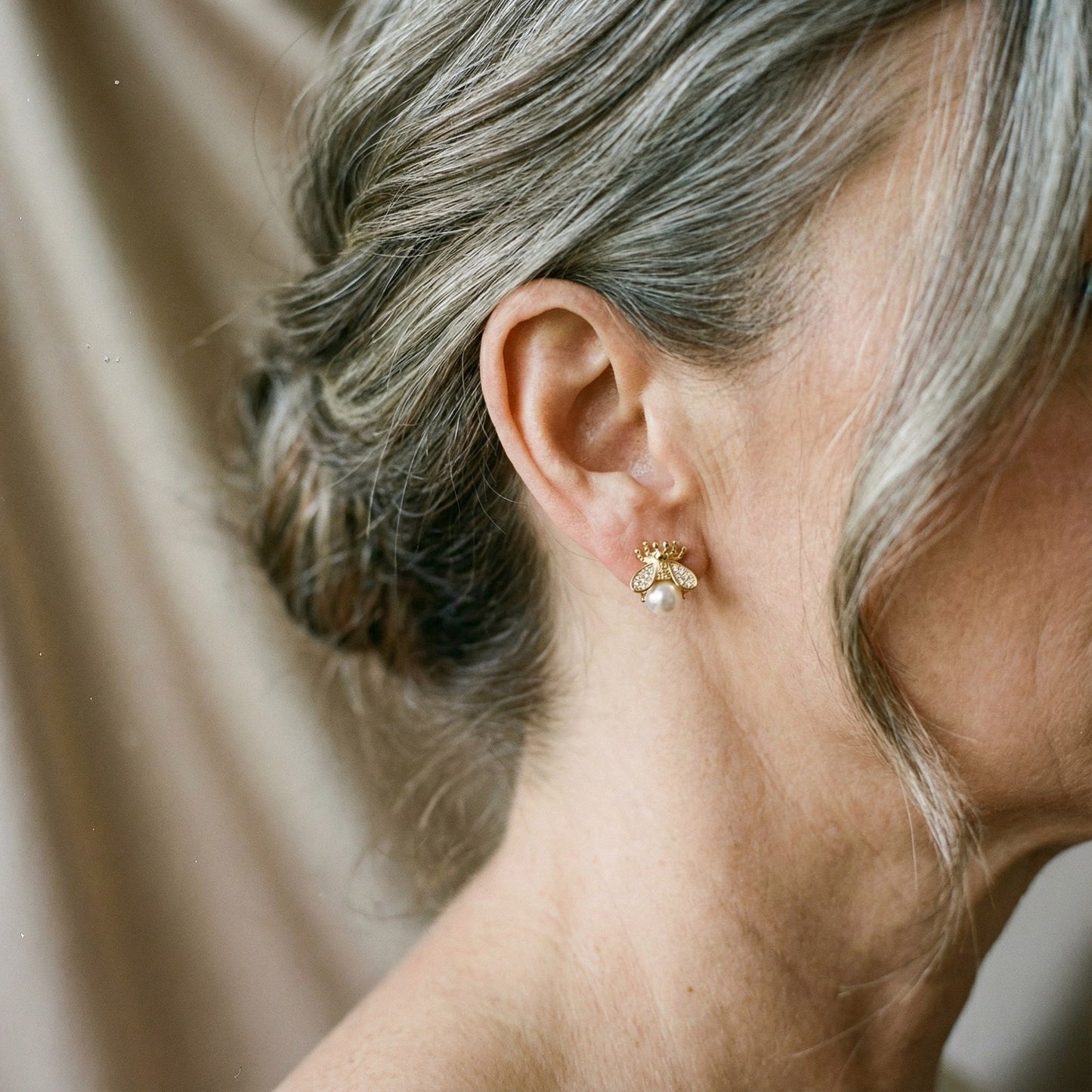 Aretes de perlas y zirconias doradas