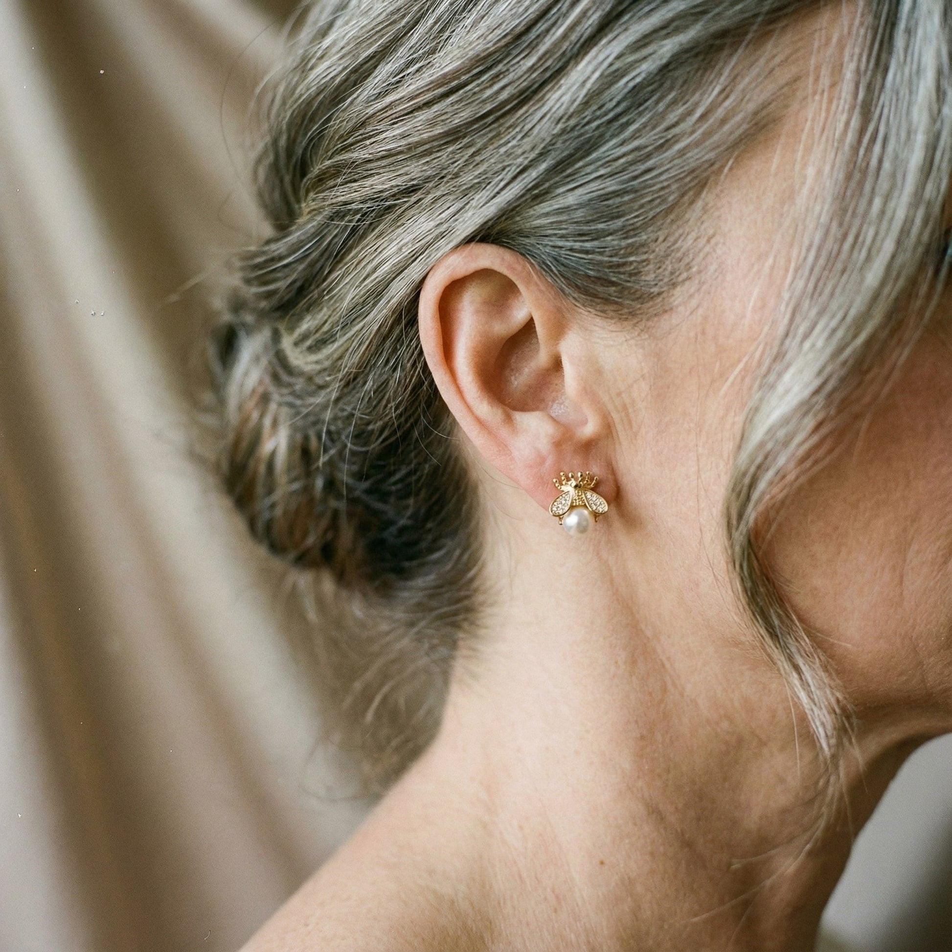 Aretes de perlas y zirconias doradas