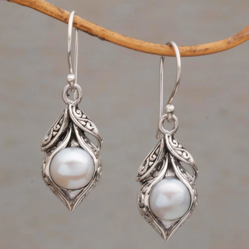 Aretes de plata vintage con perlas colgantes