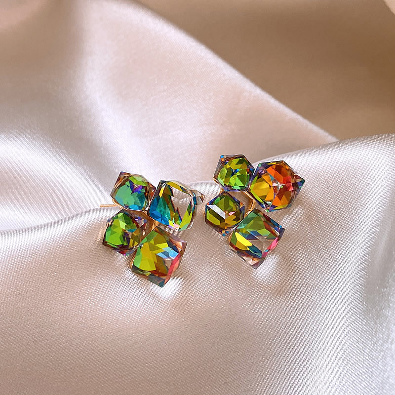 Aretes de zirconia colorida en elegante oro