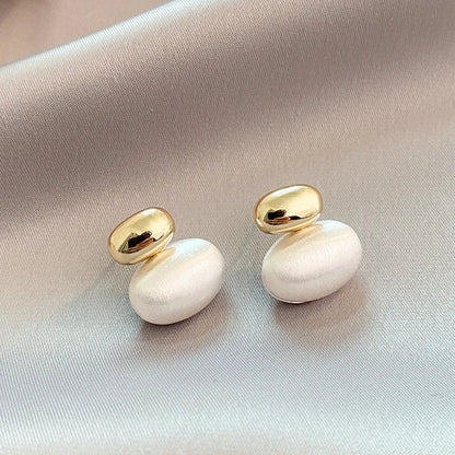 Aretes dorados con perla ovalada