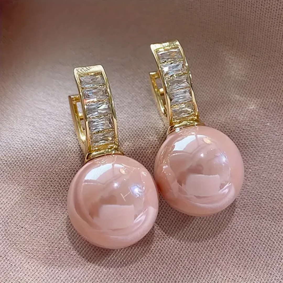 Aretes dorados con perla rosa y zirconia