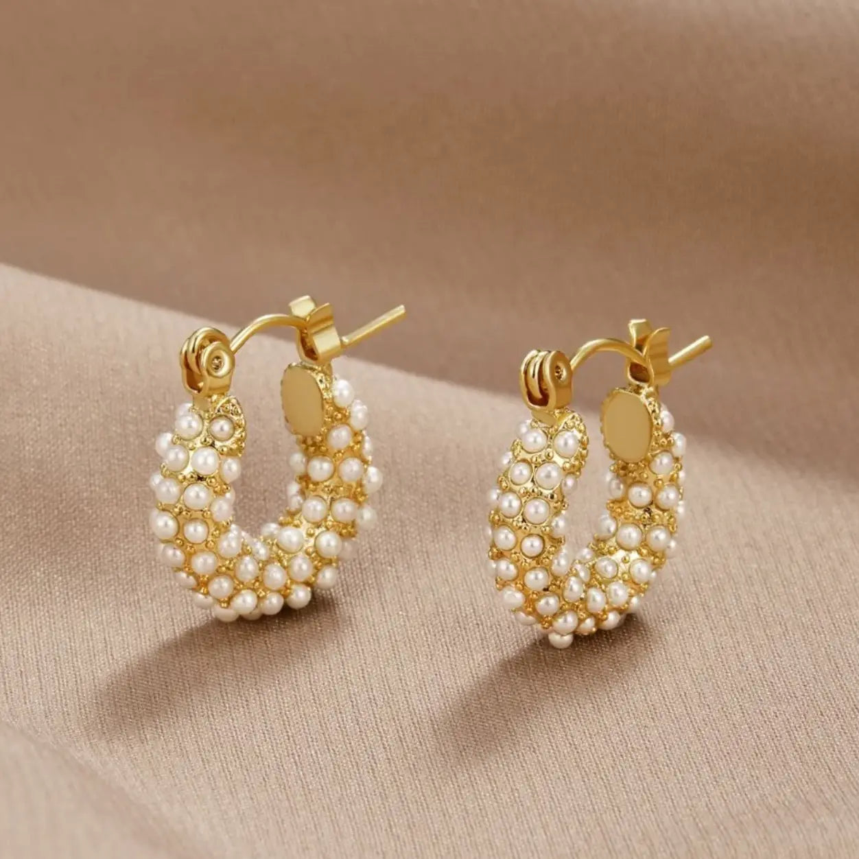 Aretes dorados con perlas