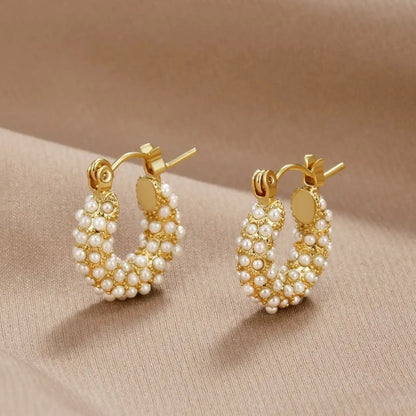 Aretes dorados con perlas