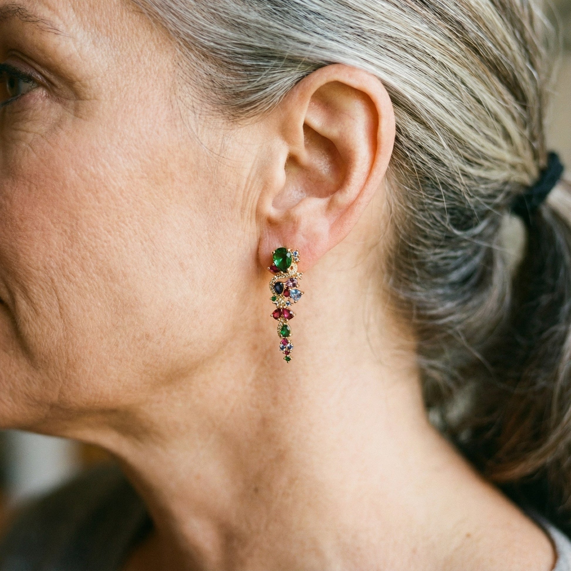 Aretes dorados con zirconias de colores
