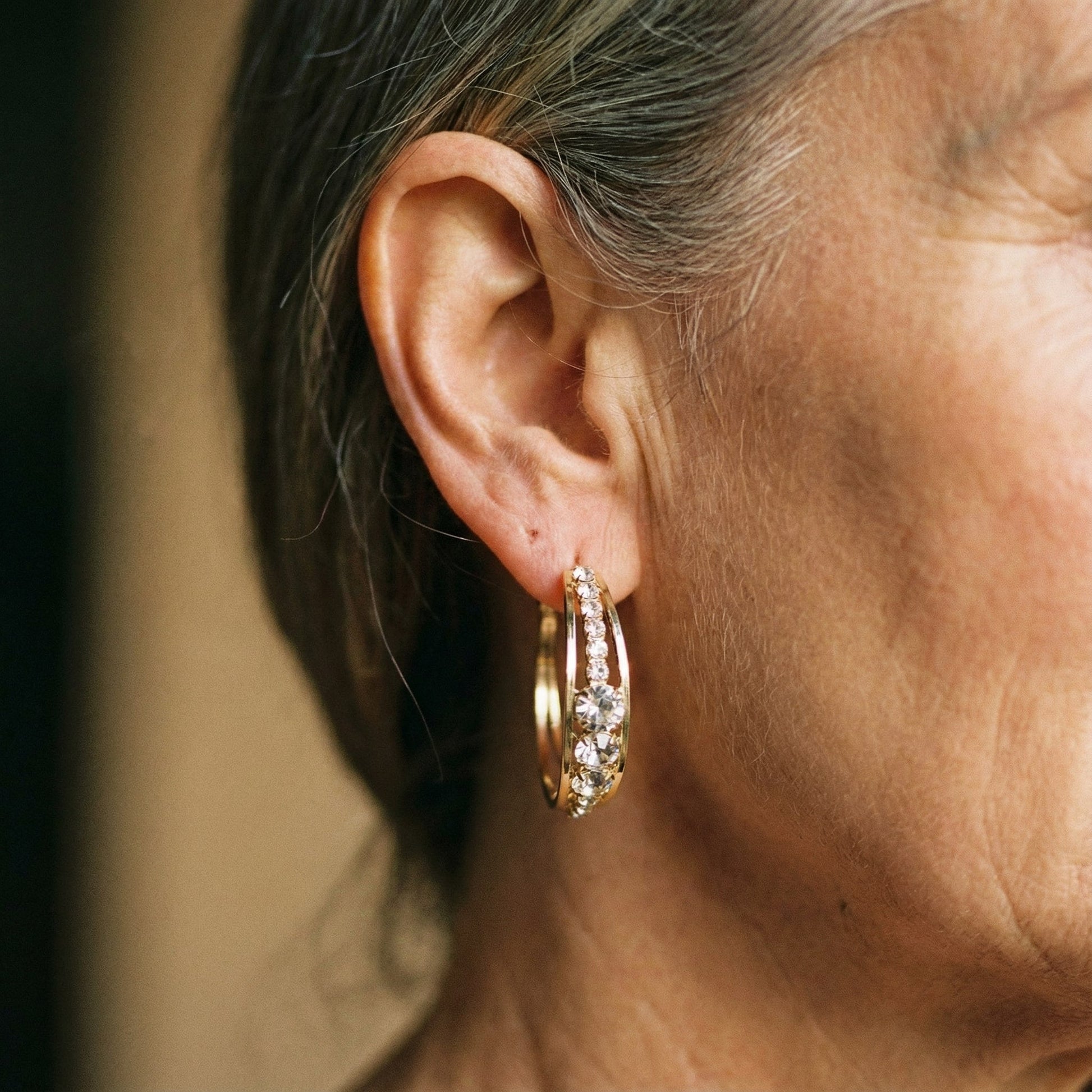Aretes dorados elegantes