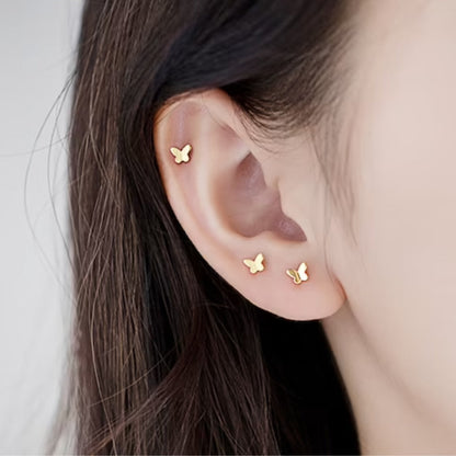 Aretes dorados pequeños con nudo