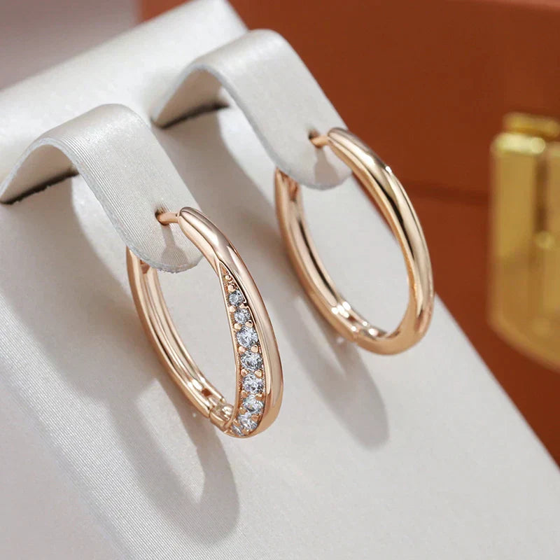 Aretes dorados y lujosos
