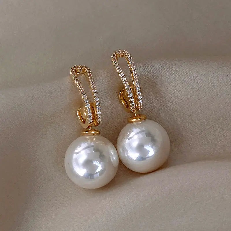 Aretes elegantes con perlas y zirconia