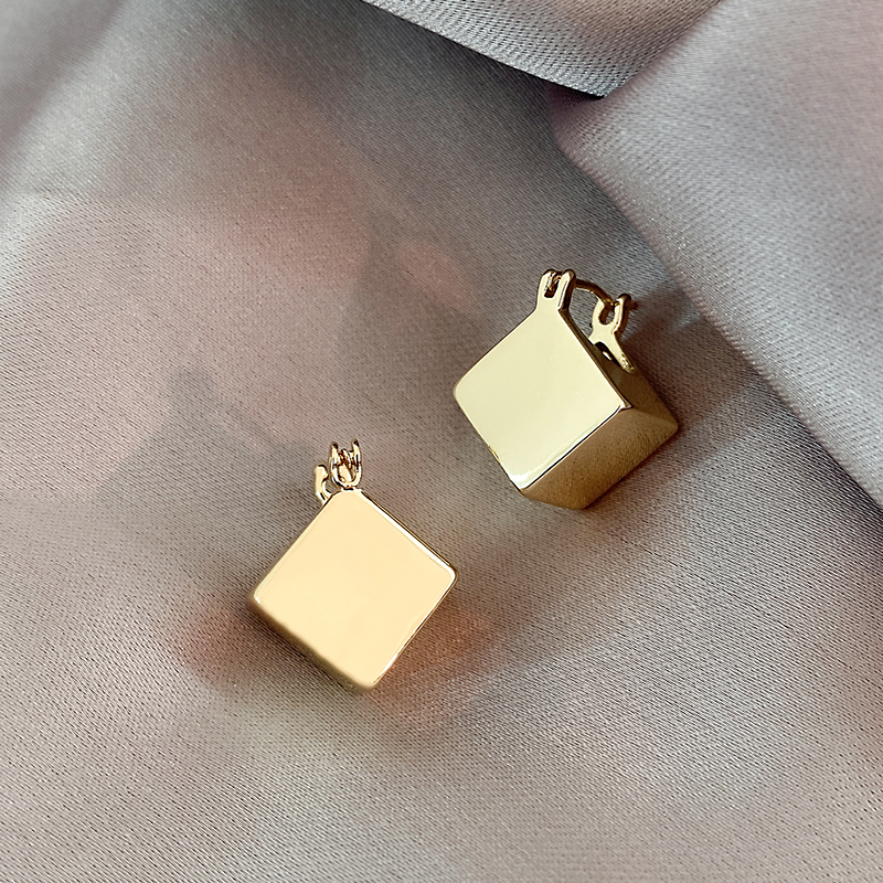 Aretes elegantes de oro cúbico