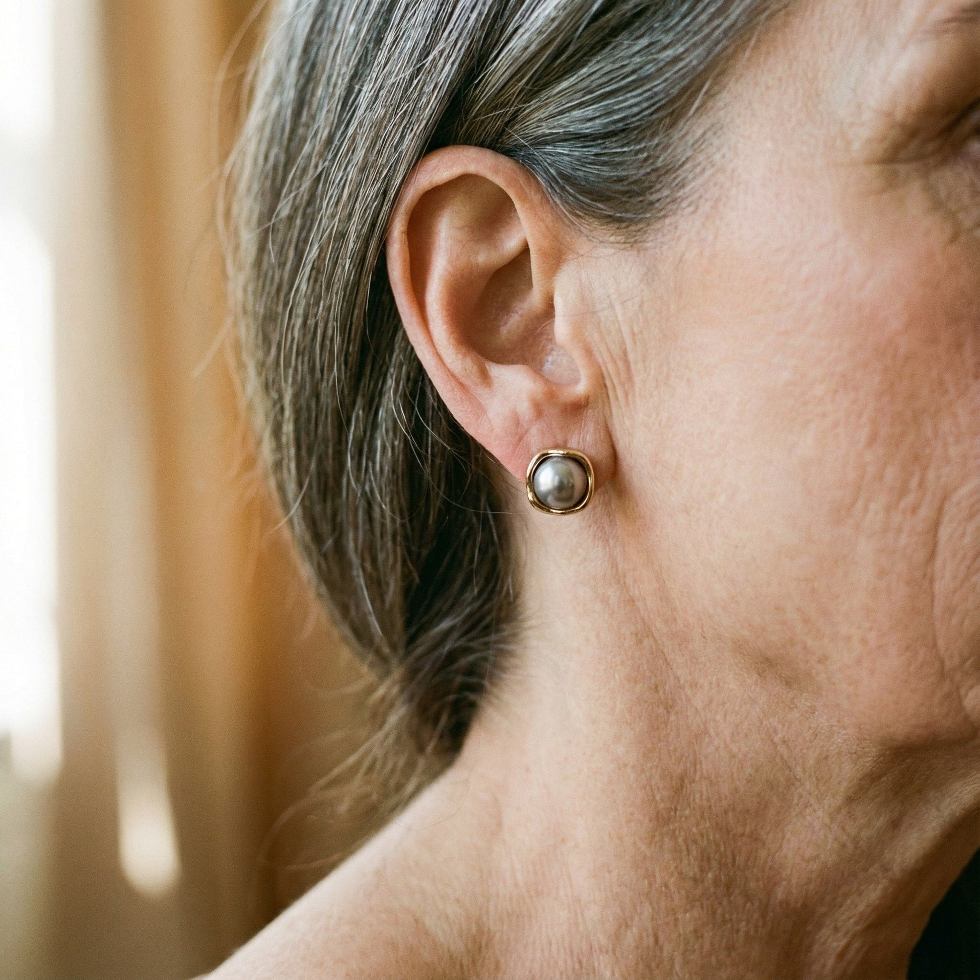 Aretes elegantes de perla negra