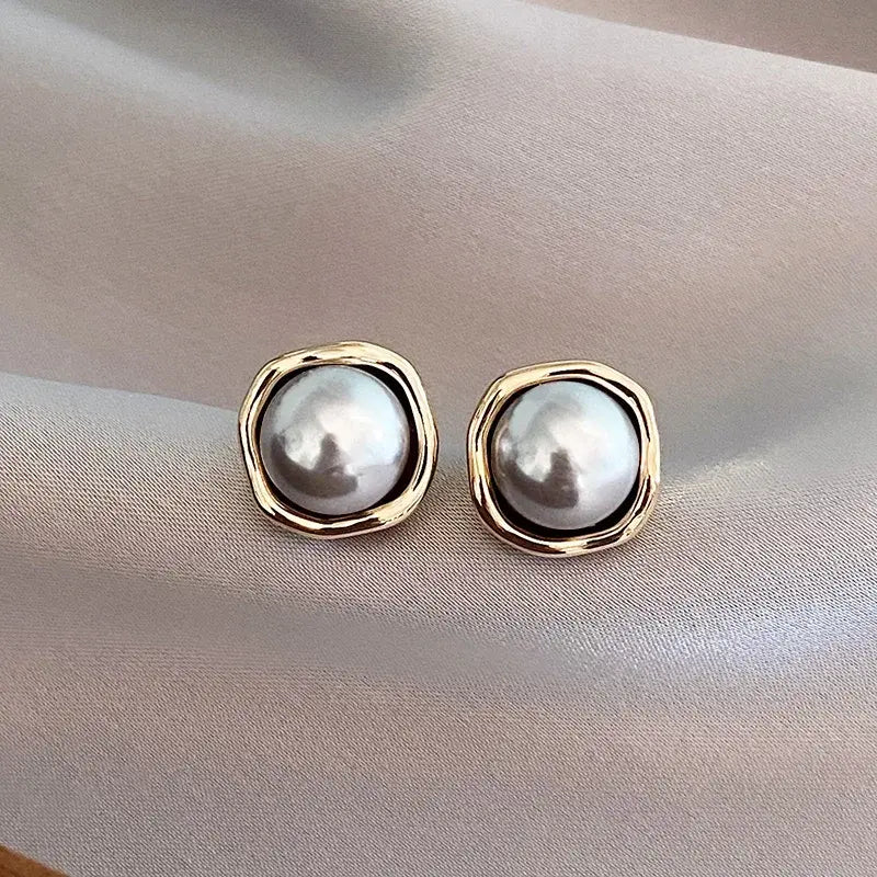 Aretes elegantes de perla negra