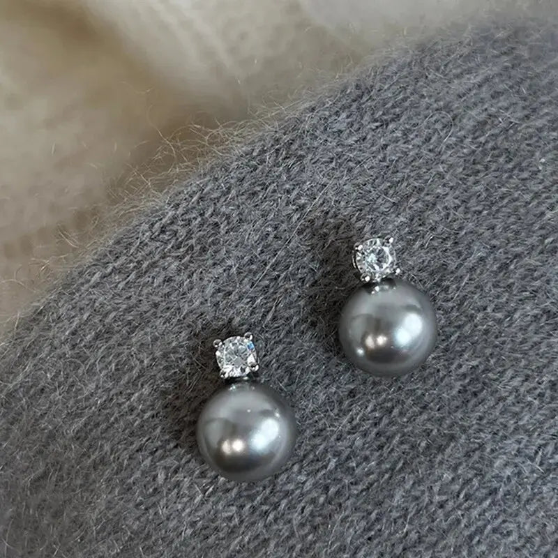 Aretes elegantes de perlas negras con zirconia