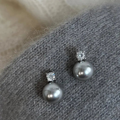 Aretes elegantes de perlas negras con zirconia