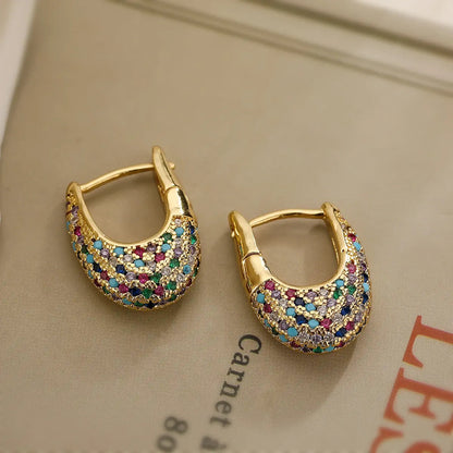 Aretes elegantes y coloridos con cristales integrados