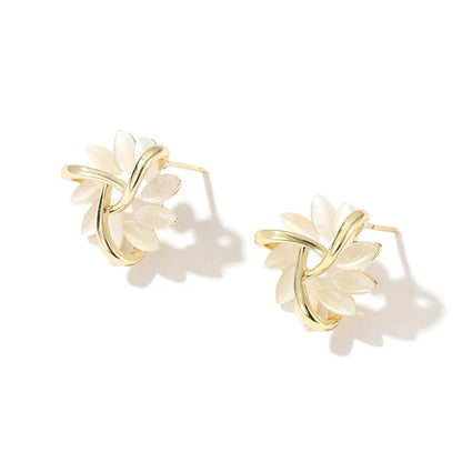 Aretes elegantes y refinados con flores de ópalo en oro