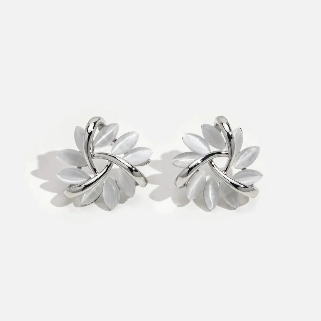 Aretes elegantes y refinados con flores de ópalo en oro