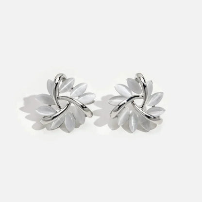 Aretes elegantes y refinados con flores de ópalo en oro