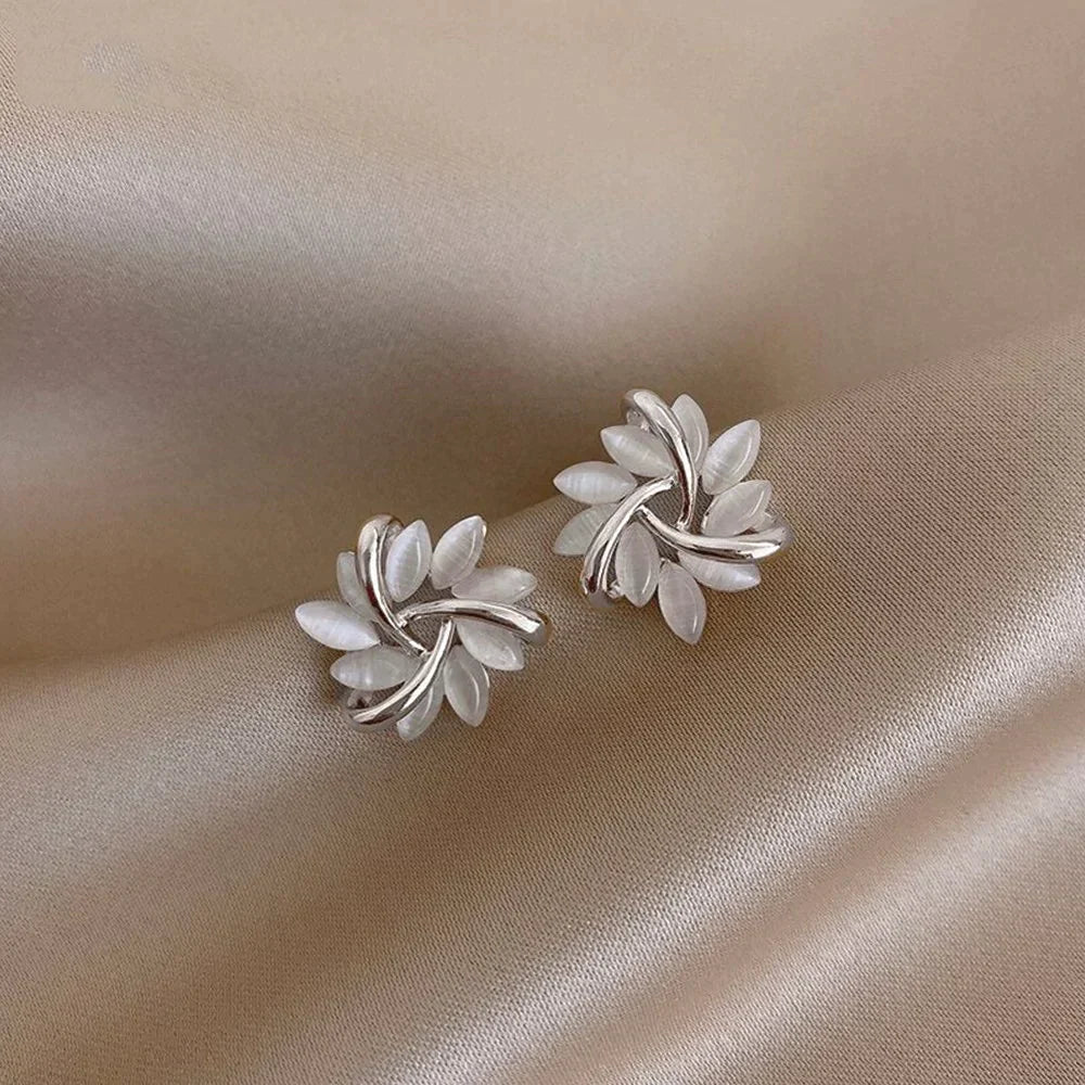 Aretes elegantes y refinados con flores de ópalo en oro