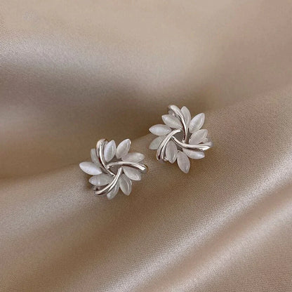 Aretes elegantes y refinados con flores de ópalo en oro