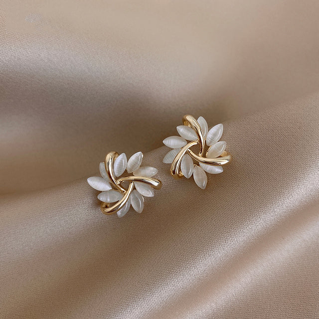 Aretes elegantes y refinados con flores de ópalo en oro