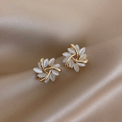 Aretes elegantes y refinados con flores de ópalo en oro