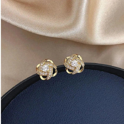 Aretes en forma de cruz con motivo floral