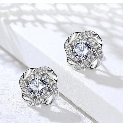 Aretes en forma de cruz con motivo floral