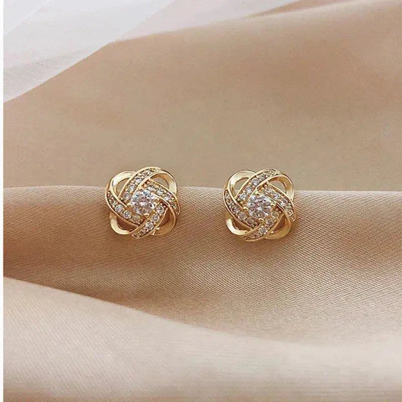 Aretes en forma de cruz con motivo floral