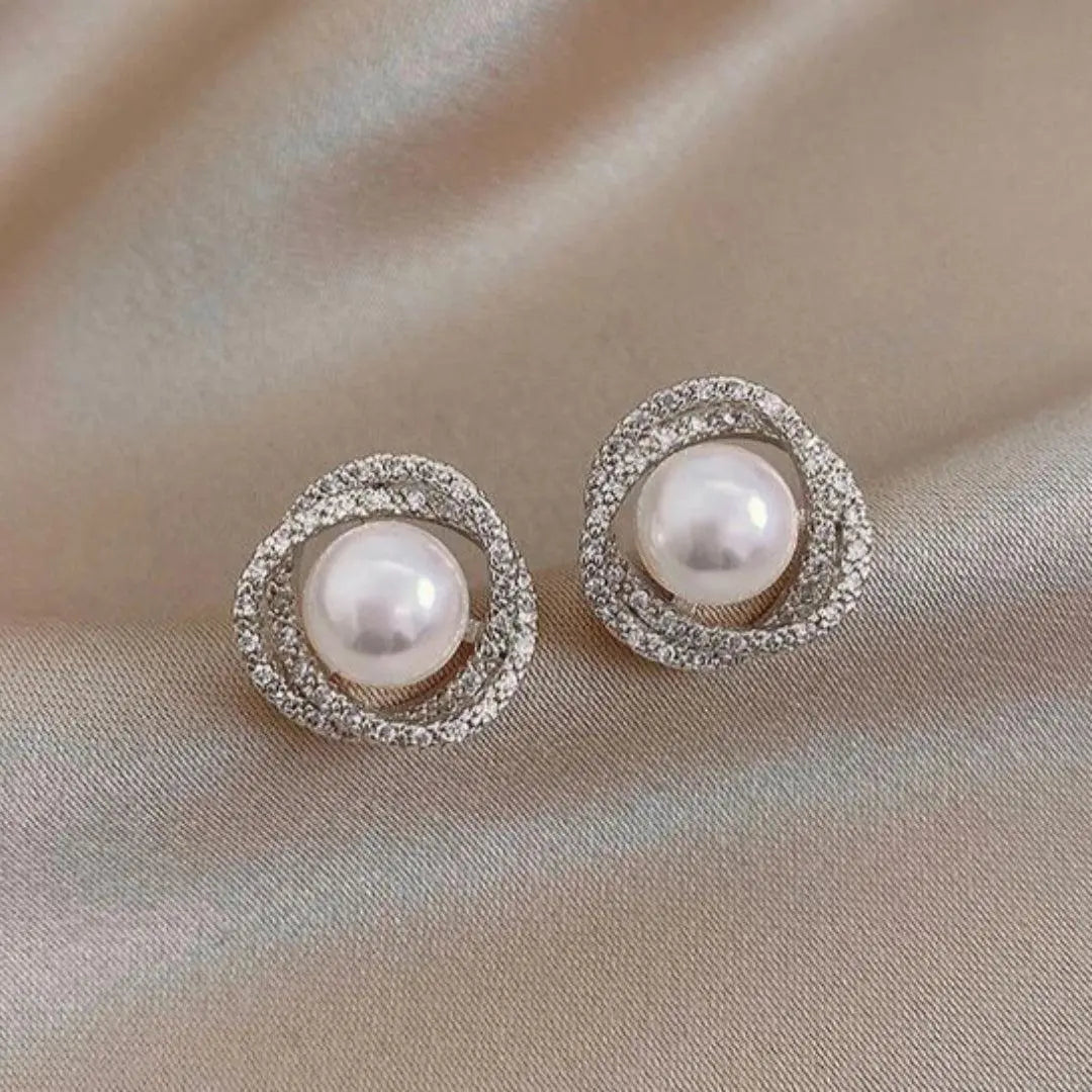 Aretes espirales brillantes con perlas elegantes