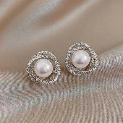 Aretes espirales brillantes con perlas elegantes